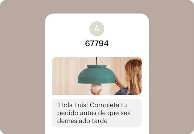 Imagen de una interfaz de SMS abstracta de la marca ficticia Assembly. La imagen indica cómo los usuarios pueden mejorar las campañas por SMS con códigos cortos.
