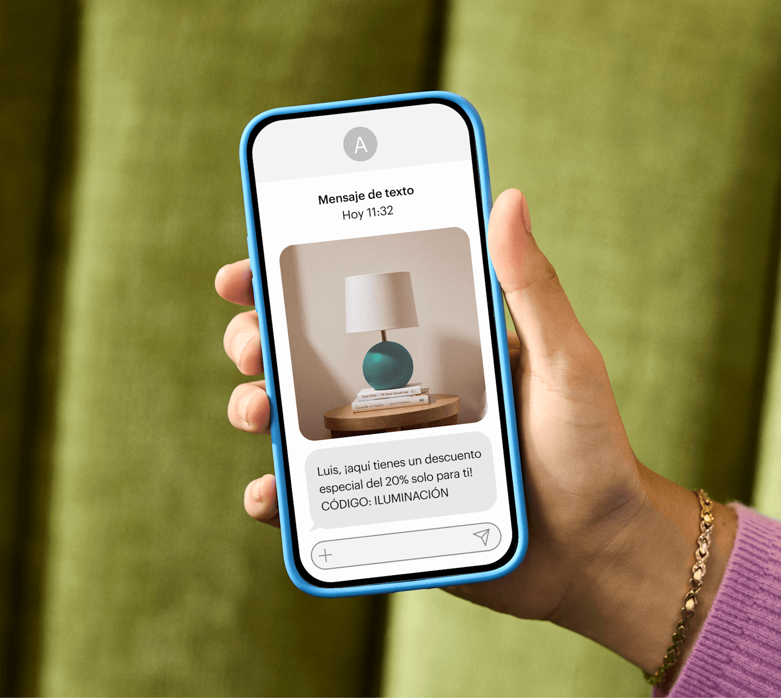 Imagen de una persona mirando un teléfono inteligente que muestra la función de SMS de Mailchimp con la marca ficticia Assembly. La imagen muestra cómo los usuarios pueden utilizar Mailchimp para unificar el marketing en un solo lugar integrando con eficiencia los SMS en el correo electrónico, las automatizaciones y las campañas en redes sociales.